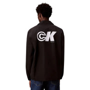 Rückansicht einer schwarzen Calvin Klein Coach-Jacke mit markantem weißen CK-Logo im klassischen Polyester-Blazer-Stil