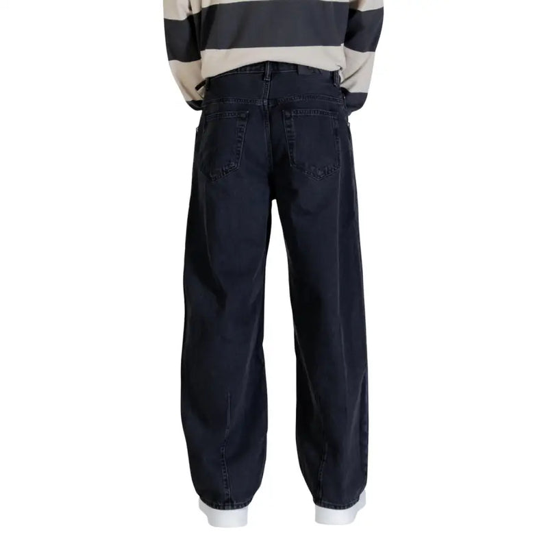 Calvin Klein Schwarze Herren-Jeans aus Baumwoll-Denim mit lässigem, weitem Bein und klassischen Gesäßtaschen, von hinten gesehen