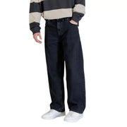 Calvin Klein Jeans Schwarze Herren-Jeans aus Baumwoll-Denim mit dunkler Waschung, lässigem geradem Bein und klassischen Ziernähten.