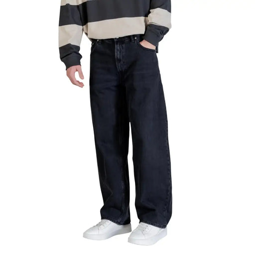 Calvin Klein Jeans Schwarze Herren-Jeans aus Baumwoll-Denim mit dunkler Waschung, lässigem geradem Bein und klassischen Ziernähten.