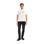 Weißer Calvin Klein t-shirt mit schwarzem Logo und horizontalen Linien, kombiniert mit schwarzen Slim-Jeans aus Baumwoll-Denim für Herren