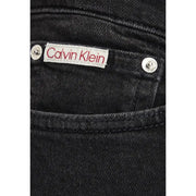 Schwarze, schmal geschnittene Baumwoll-Denim-Jeans für Herren mit weißem Calvin Klein Etikett mit roter Schrift und silbernen Nieten