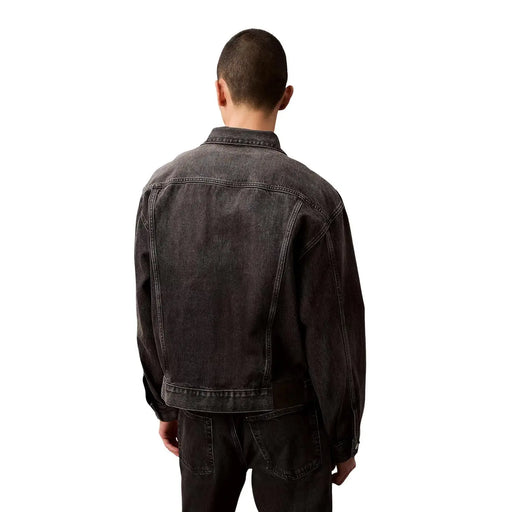 Schwarze Herren-Jeansjacke von Calvin Klein aus Baumwolle in klassischer Passform, aus dunkelblauem Denim mit klassischen Nähten und strukturierter Oberfläche.
