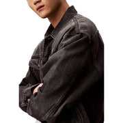 Calvin Klein Jeans Schwarze Herren-Baumwolljacke in klassischer Passform mit dunkelblauer Denim-Waschung, klassischen Nähten und strukturierter Waschung.