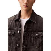 Schwarze Herren-Jeansjacke von Calvin Klein aus Baumwolle im Used-Look mit silbernen Knöpfen und Logo-Patch auf der linken Brust.