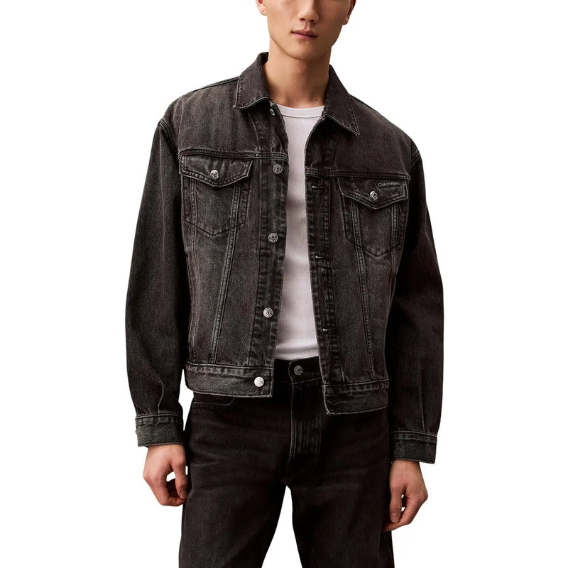 Calvin Klein Jeans Schwarze Herren-Baumwolljacke mit dunkelgrauem Denim-Knopfverschluss und Brusttaschen