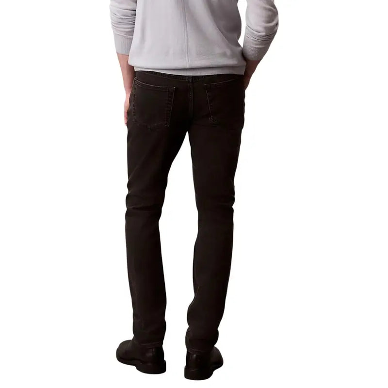 Calvin Klein Herrenjeans, schwarz, aus Baumwoll-Stretch, dunkelblau, schmal geschnitten, mit klassischen Taschen, Rückseite sichtbar