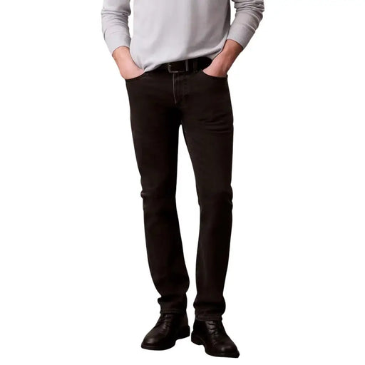 Calvin Klein Herrenjeans, schwarz, schmal geschnitten, dunkelblaue Waschung, klassisches Fünf-Taschen-Design, aus Baumwollstretchmaterial