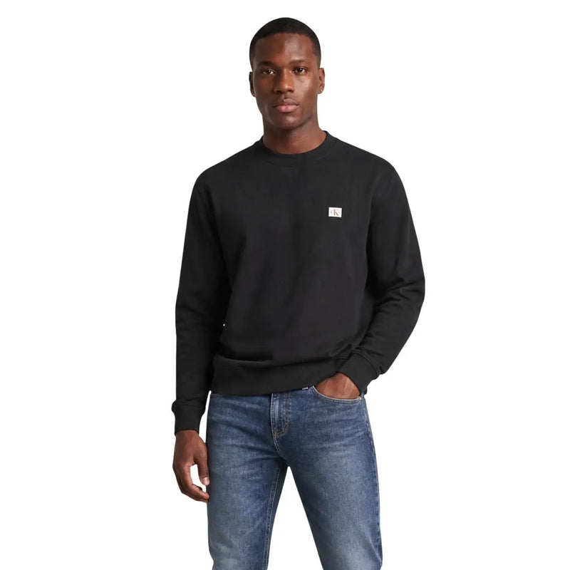 Calvin Klein Schwarzes Herren-Sweatshirt aus Baumwolle mit Rundhalsausschnitt und kleinem weißen Logo-Aufnäher auf der linken Brust