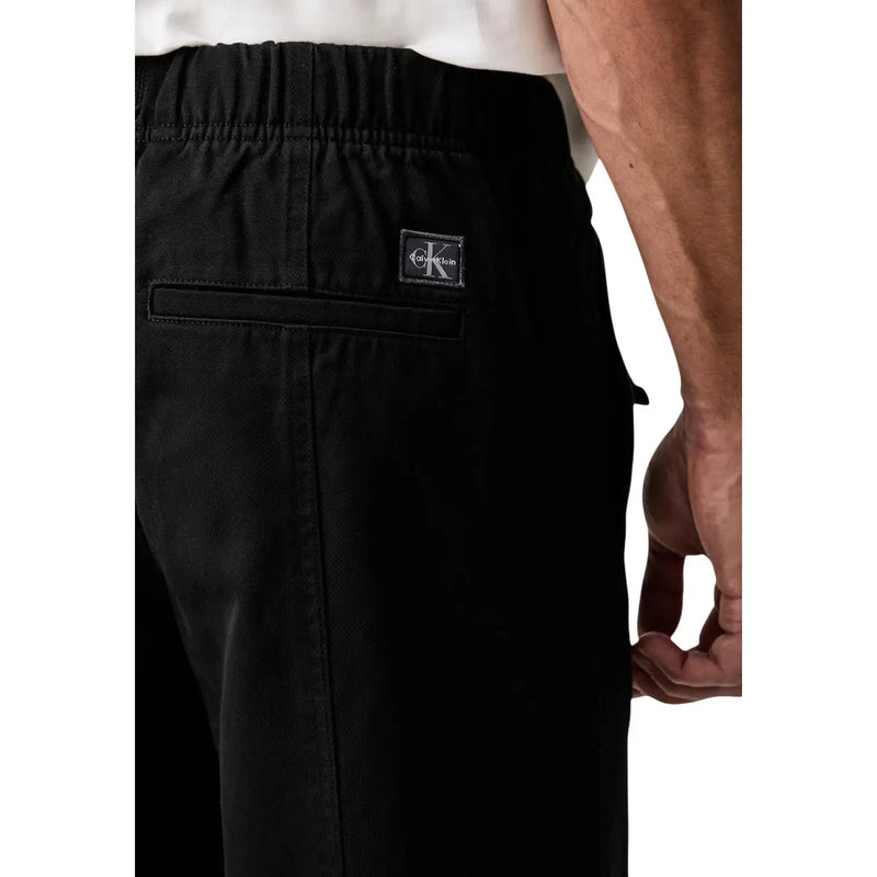 Calvin Klein Jeans Schwarze Herren-Baumwollhose mit Kordelzug, elegantem, minimalistischem Design und dezentem Logo-Patch am Bund
