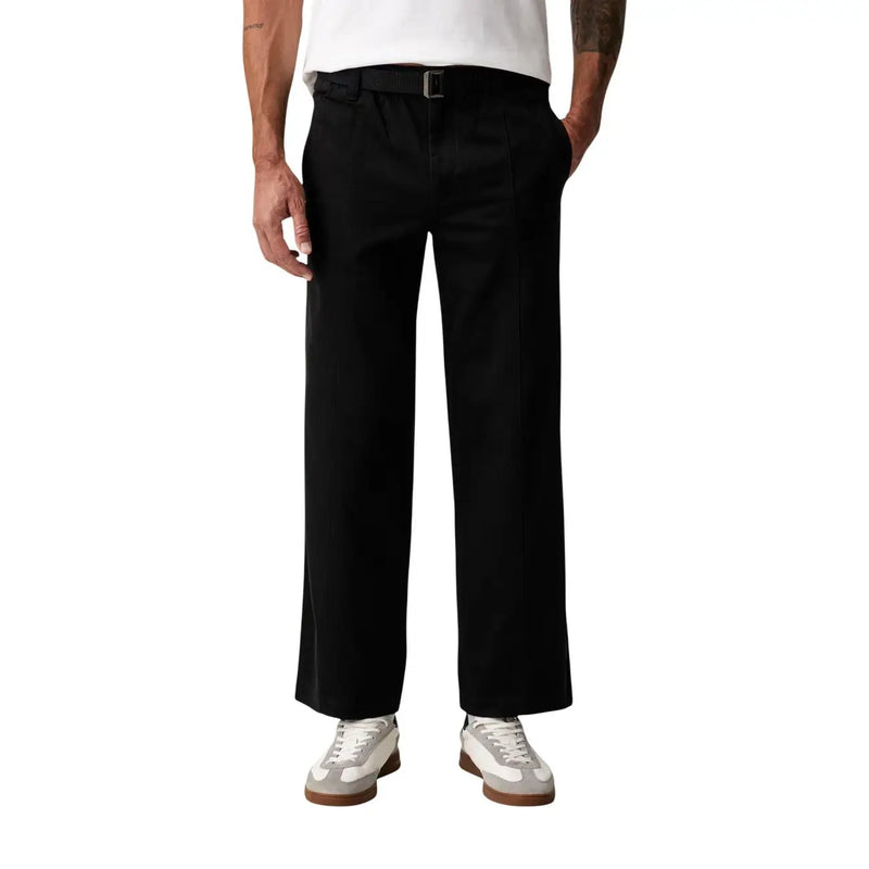 Calvin Klein Jeans Schwarze Herren-Baumwollhose mit weitem Bein, taillierter Passform und dezenten Bundfalten vorne.