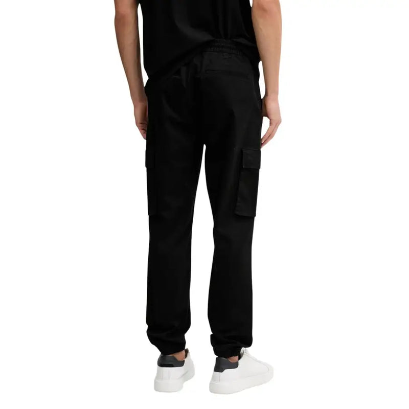 Calvin Klein Jeans Schwarze Herren-Cargohose aus Baumwollmischgewebe mit elastischem Bund und Seitentaschen für Herbst und Winter.
