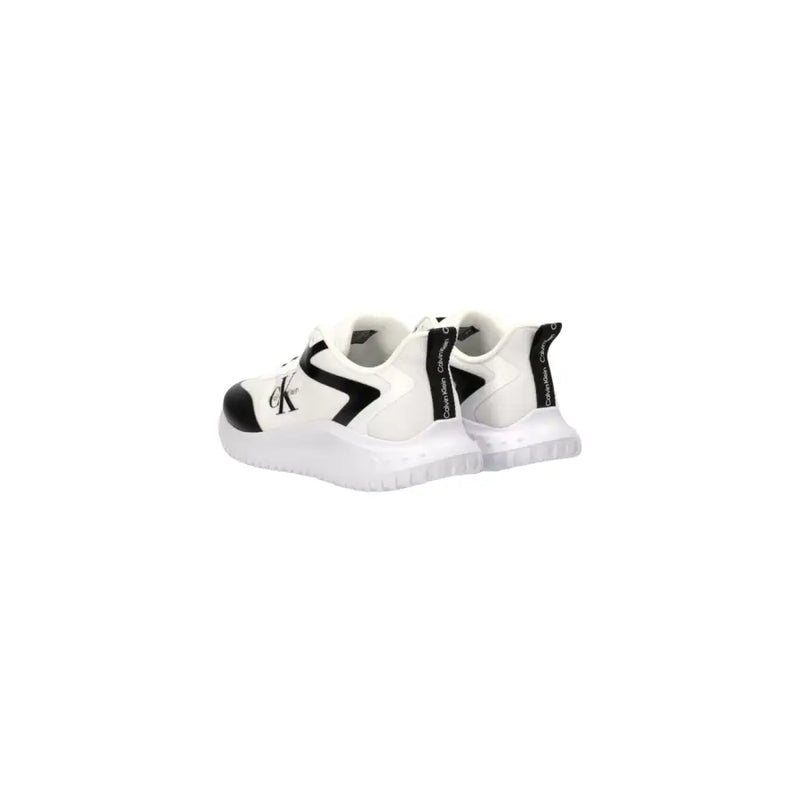 Calvin Klein Jeans Schwarze Herren-Sneaker mit Schnürung aus Polyester mit weißer Basis und markanten schwarzen Akzenten an Zehenkappe und Fersenlasche.