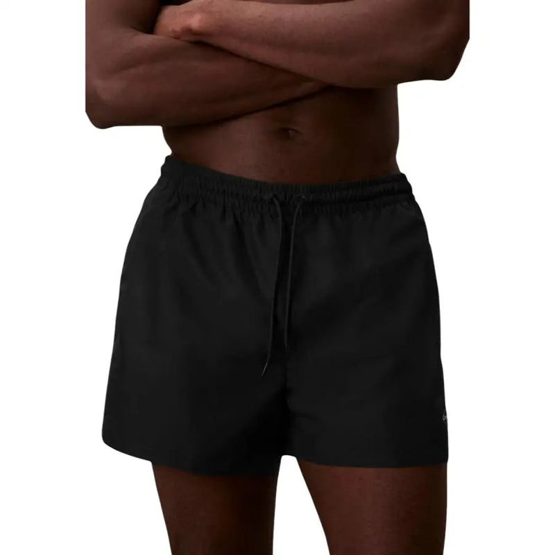 Calvin Klein Jeans Schwarze Herren-Badeshorts aus Polyester mit elastischem Bund und Kordelzug aus leichtem Material