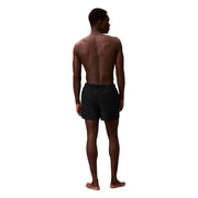 Schwarze Badeshorts von Calvin Klein für Herren aus Polyester mit elegantem Design, geeignet für Sport und Freizeit.