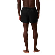 Calvin Klein Jeans Herren schwarze Polyester-Badeshorts mit elastischem Bund, speziell für sportliche Aktivitäten.