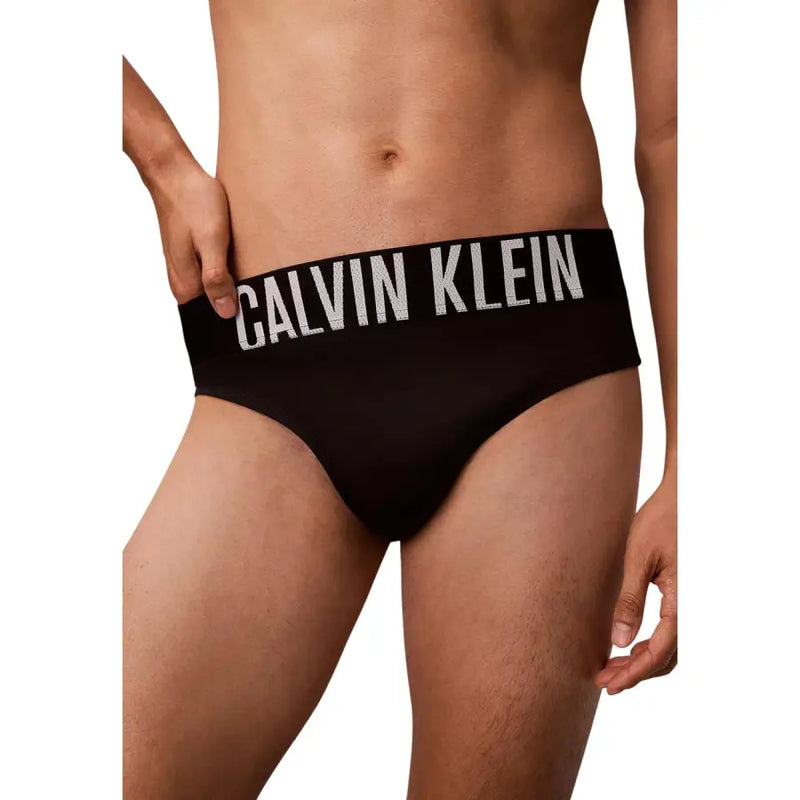 Schwarze Calvin Klein Jeans Herren-Badehose aus Polypropylen mit auffälligem weißen Logoband am Bund