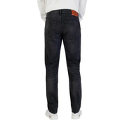 Schmale Passform bei dunkler Waschung Calvin Klein Baumwolljeans für Herren mit schwarzem Reißverschlussknopf und braunem Leder-Markenpatch am Bund