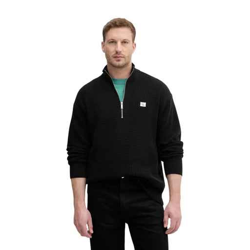 Calvin Klein Jeans Schwarzer Herren-Strickpullover aus Baumwolle mit halbem Reißverschluss und kleinem weißen Logo auf der Brust