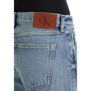Rückansicht einer hellen Jeans aus Denim mit braunem Leder Calvin Klein Markenpatch, klassisch, aus 100 % Baumwolle