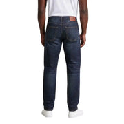 Dunkelindigofarbene Baumwolljeans mit klassischem Fünf-Taschen-Design und braunem Leder-Markenpatch am Bund von Calvin Klein Jeans