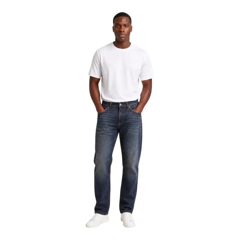 Calvin Klein Herren-Jeans aus blauem Baumwoll-Denim in dunkler Waschung mit klassischem geradem Bein und sichtbaren Ziernähten.
