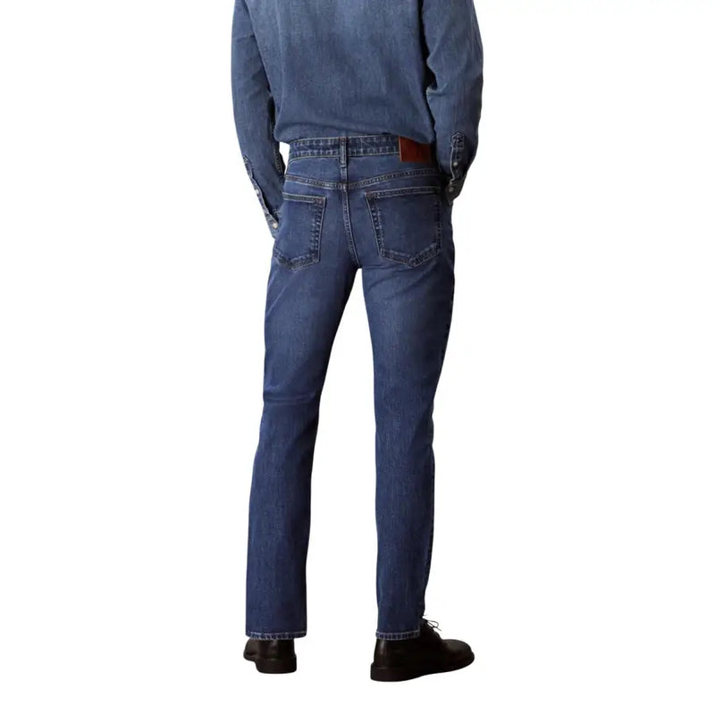 Calvin Klein Jeans Herren-Jeans aus blauem Baumwoll-Denim mit klassischem geradem Bein und brauner Ledergürtelschlaufe