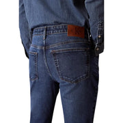 Rückseite der Calvin Klein Herrenjeans aus blauem Baumwoll-Denim mit braunem Leder-Markenpatch am Bund