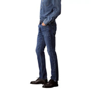 Calvin Klein Herrenjeans aus blauem Baumwoll-Denim, Modell LV04RB735G, mit klassischem, geradem Bein und sichtbaren Ziernähten.