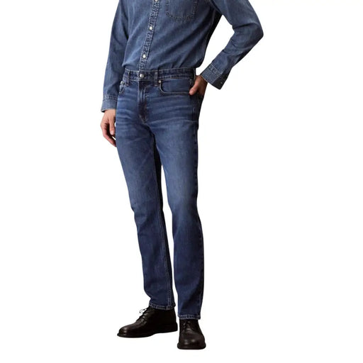 Calvin Klein Jeans Herren-Jeans aus blauem Baumwoll-Denim mit klassischem Fünf-Taschen-Design und dezenter Waschung
