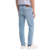 Calvin Klein Herrenjeans aus hellblauem Baumwoll-Denim mit klassischem geradem Bein und braunem Lederpatch