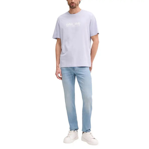Helles Lavendel Calvin Klein Baumwolle t-shirt mit weißem Logoprint, kombiniert mit blauen Jeans in regulärer Passform
