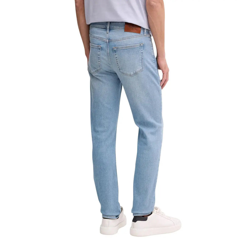 Calvin klein jeans men blue cotton denim jeans in light wash with classic straight-leg and brown leather patch