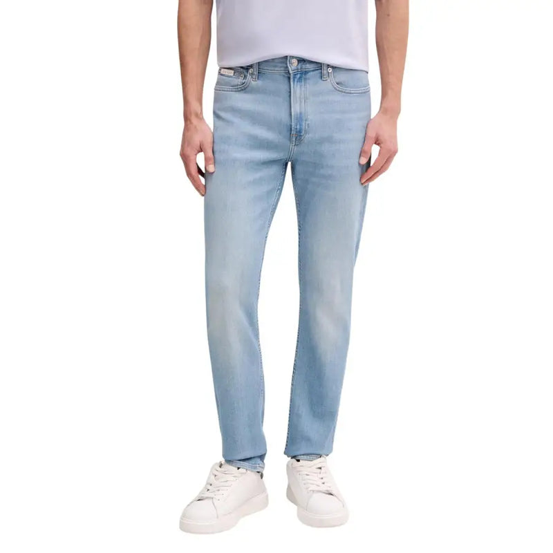Rückansicht einer blauen Calvin Klein Herren-Jeans aus Baumwoll-Denim mit heller Waschung, geradem Bein und dezenter Auswaschung.