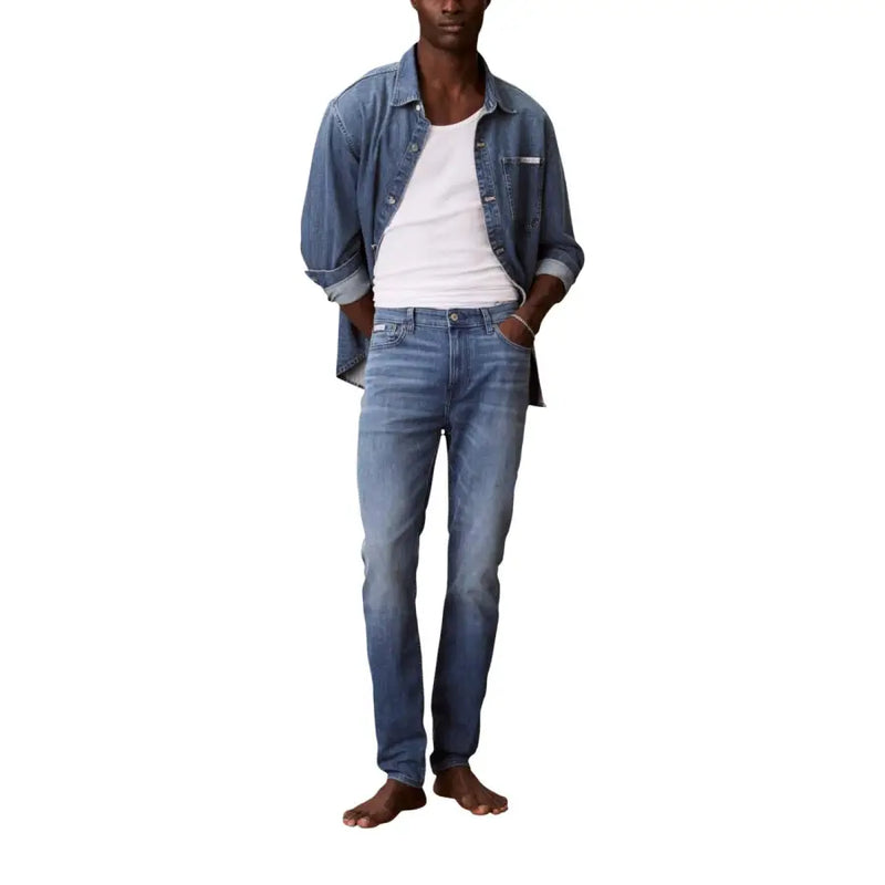 Calvin Klein Jeans Herren-Jeans aus blauem Baumwoll-Denim mit schmaler Passform und dezenter Waschung im klassischen Stil