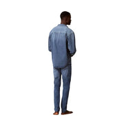 Rückseite einer schmal geschnittenen, blauen Herren-Jeans aus Baumwoll-Denim mit Calvin Klein-Markenlabel auf der Gesäßtasche