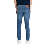 Calvin Klein Herrenjeans aus blauem Baumwoll-Denim, schmale Passform mit klassischem Schnitt und braunem Lederpatch am Bund, Ansicht von hinten