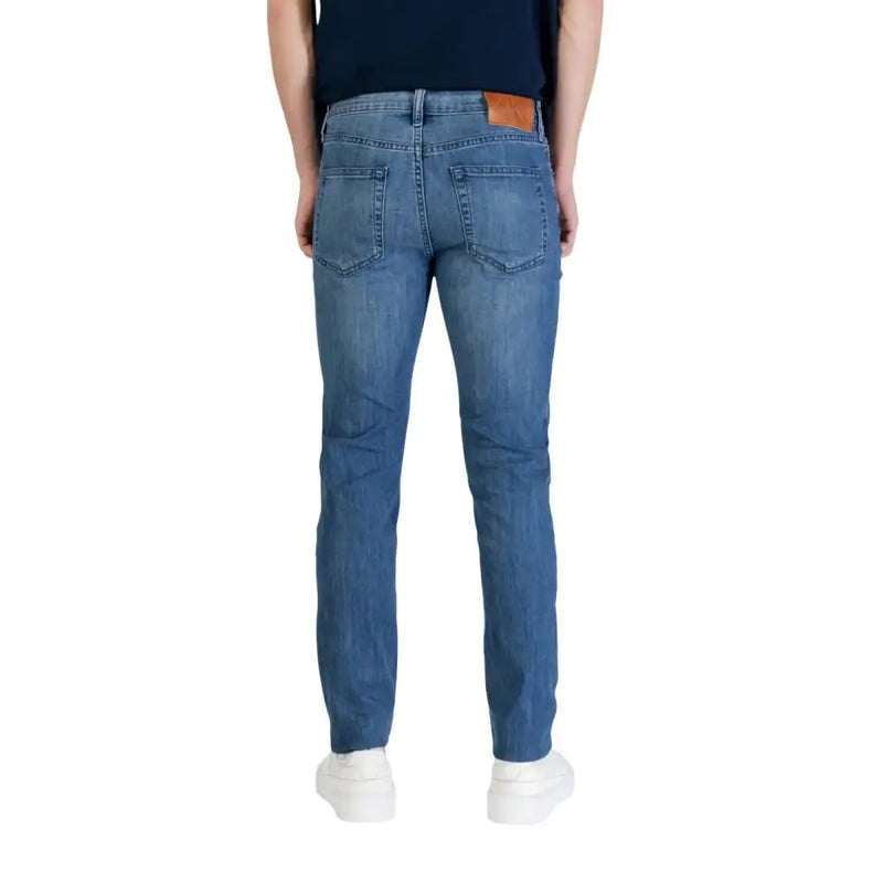 Calvin Klein Herrenjeans aus blauem Baumwoll-Denim, schmale Passform mit klassischem Schnitt und braunem Lederpatch am Bund, Ansicht von hinten