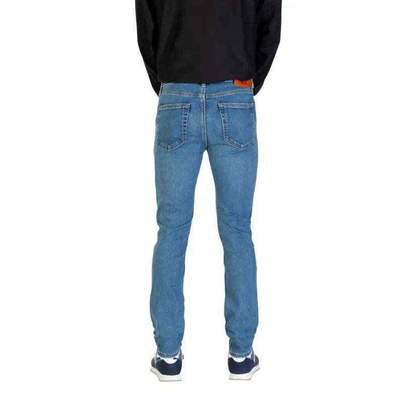 Calvin Klein Herrenjeans, blaue Denim-Jeans mit geradem Bein und orangefarbenem Leder-Markenpatch am Bund, Ansicht von hinten