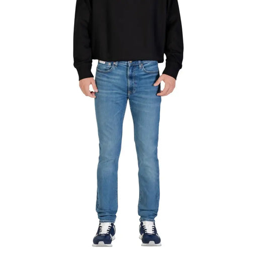 Calvin Klein Herrenjeans aus blauem Denim mit Reißverschlusstasche, Modell LV04RB719G, mit klassischem geradem Bein und dezenter Waschung