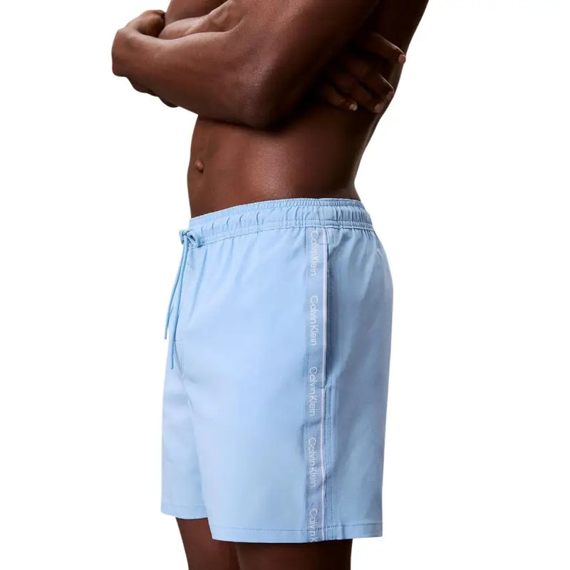 Hellblau Calvin Klein Jeans Herren-Badehose aus Polyester mit Kordelzug und vertikalem Logostreifen an der Seite