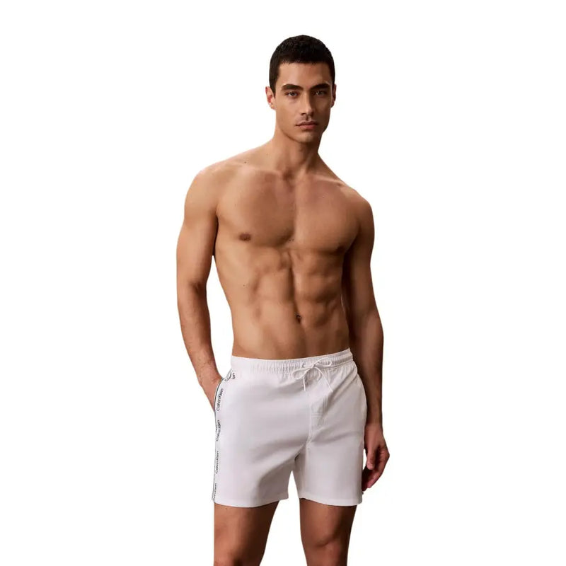 Weiße Calvin Klein Badehose mit dezentem Seitenstreifen aus Polyester für Herren, geeignet für den Strand.
