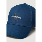 Tiefblau Calvin Klein Jeans Baseballkappe für Herren aus Bio-Baumwolle mit auffälligem, weiß-dunkelgrau gesticktem CK-Logo