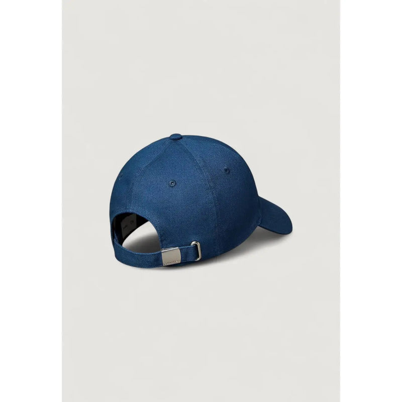 Rückansicht einer blauen Calvin Klein Jeans Herren-Baseballkappe aus Bio-Baumwolle mit silberfarbener Metallschnalle zur Verstellung
