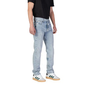 Calvin Klein Herrenjeans aus blauer Bio-Baumwolle mit heller Waschung, Fünf-Taschen-Design und dezenter Auswaschung an den Oberschenkeln.