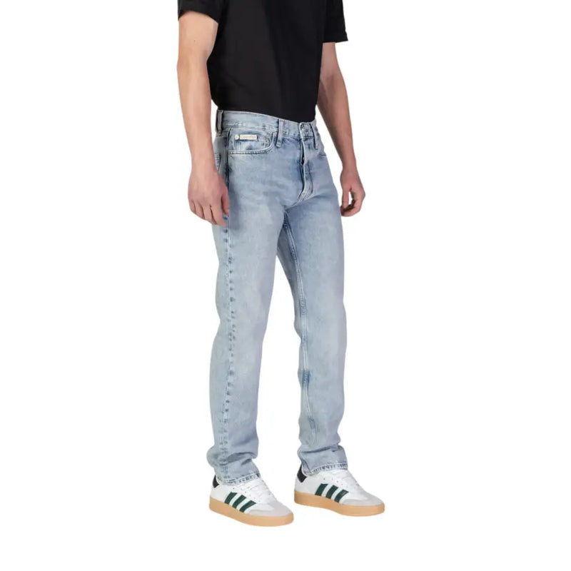 Calvin Klein Herrenjeans aus blauer Bio-Baumwolle mit heller Waschung, Fünf-Taschen-Design und dezenter Auswaschung an den Oberschenkeln.