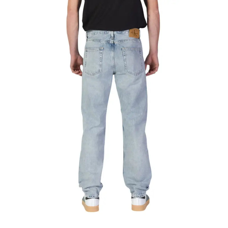Calvin Klein Jeans Herren-Jeans aus hellblauem Bio-Baumwoll-Denim mit geradem Bein und braunem Lederpatch