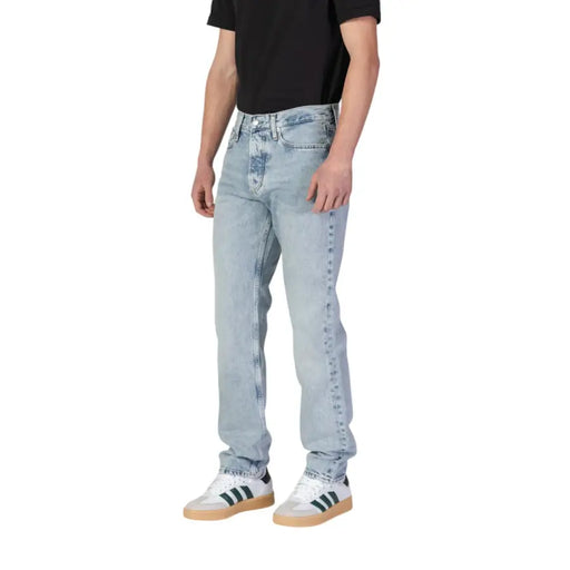 Calvin Klein Jeans Herren-Jeans aus hellblauer Bio-Baumwolle mit klassischem Fünf-Taschen-Design und dezenter Auswaschung an den Oberschenkeln