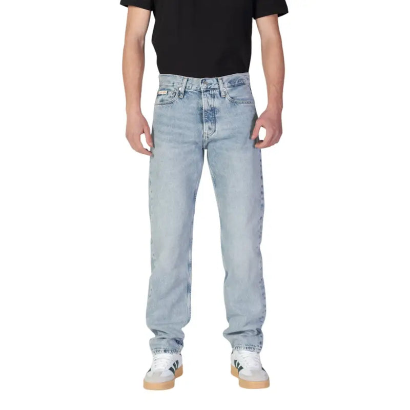 Calvin Klein Herrenjeans aus blauer Bio-Baumwolle mit heller Waschung, klassischem Fünf-Taschen-Design und dezenter Auswaschung