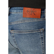 Rückansicht einer blauen Stretch-Jeans von Calvin Klein mit braunem Leder-Markenpatch am Bund aus Baumwollmischgewebe